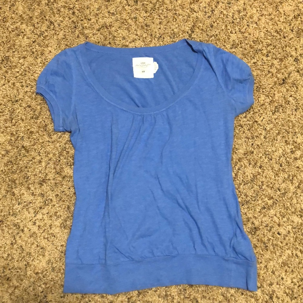 Cute banded bottom T-shirt Size medium